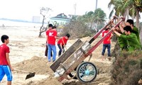 Đà Nẵng: Chung tay làm sạch bãi biển sau bão