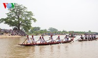 Bơi chải đứng ở hội làng Hành Thiện