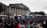 Правительство Франции преодолело вотум недоверия 