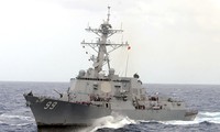 Корабль ВМС США открыл предупредительный огонь в направлении иранских катеров 