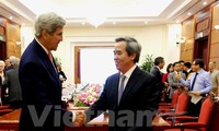 Kepala Departemen Ekonomi KS PKV, Nguyen Van Binh menerima mantan Menlu AS, John Kerry