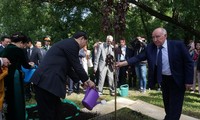 Presiden Vietnam Tran Dai Quang meletakkan karangan bunga di Patung Monumen Presiden Ho Chi Minh di Ibukota Moskwa