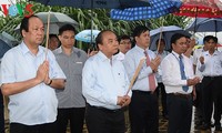 PM Vietnam, Nguyen Xuan Phuc membakar hio di situs peninggalan sejarah peringatan Resimen 52 Tay Tien, di kotamadya Moc Chau, provinsi Son La, Vietnam Utara