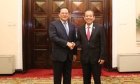 Deputi Harian PM Vietnam, Truong Hoa Binh melakukan pembicaraan dengan Deputi PM Laos, Sonexay Siphandone