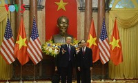 Presiden Vietnam, Tran Dai Quang mengadakan resepsi kenegaraan menyambut Presiden AS, Donald Trump