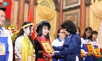 Partai Komunis dan Negara Vietnam selalu menaruh perhatian besar terhadap generasi muda