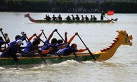 Kota Hanoi untuk pertama kalinya mengadakan Festival lomba perahu naga