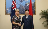 Deputi PM Trinh Dinh Dung menerima Menlu Australia Julie Bishop