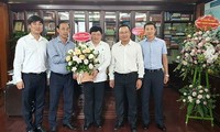 Banyak kementerian dan instansi datang mengucapkan selamat kepada VOV sehubungan dengan Hari Pers Revolusioner Vietnam