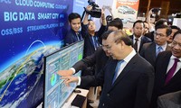 PM Vietnam, Nguyen Xuan Phuc melakukan temu kerja  dengan para utusan peserta Forum Tingkat Tinggi 4.0