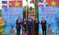 Upacara peresmian patung monumen  Profesor Juan Bosch-Presiden yang pertama Republik Dominikana di Kota Ha Noi