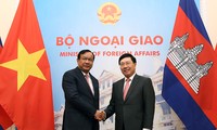 Deputi PM, Menlu Vietnam, Pham Binh Minh melakukan pembicaraan dengan Deputi PM, Menteri Luar Negeri dan Kerjasama Internasional Kamboja