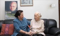 Ketua MN Vietnam, Ibu Nguyen Thi Kim Ngan membakar hio mengenangkan para mantan pemimpin Partai Komunis dan Negara