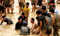 Pesta penangkapan ikan dengan tangan yang khas di Provinsi Tuyen Quang