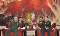 Deputi Menhan Viet Nam, Nguyen Chi Vinh bertemu dengan Menhan Tiongkok, Wei Fenghe