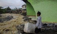 Korban dalam banjir bandang di Indonesia Timur terus meningkat