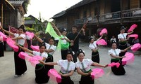 Menyampaikan dokumen “Seni tarian Xoe Thai” dan “Seni pembuatan keramik dari orang Cham” kepada UNESCO