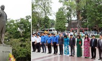 Pimpinan Kota Ha Noi meletakkan karangan bunga di Patung Monumen Vladimir Ilyich Lenin