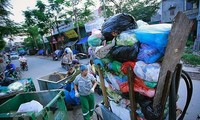 Pameran foto pertama tentang sampah plastik “Marilah menyelematkan laut” di Vietnam