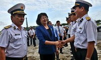 Wakil Presiden Vietnam, Dang Thi Ngoc Thinh mengunjungi dan memberikan bingkisan kepada para komandan dan prajurit Kawasan Militer II Angkatan Laut