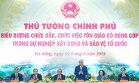 PM Nguyen Xuan Phuc menemui dan memuji para pemuka agama yang memberikan sumbangan yang tipikal