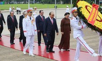 Pimpinan Partai dan Negara berziarah ke Mousoleum Presiden Ho Chi Minh sehubungan dengan peringatan HUT ke-74 Hari Nasional (2/9)