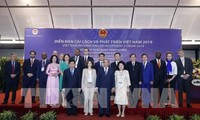 PM Vietnam, Nguyen Xuan Phuc menerima para pakar internasional peserta Forum Reformasi dan Perkembangan Vietnam 2019