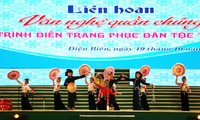 Festival kesenian massa rakyat dan pertunjukan busana etnis minoritas Thai di Provinsi Dien Bien