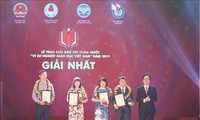 Memberikan penghargaan kepada 44 karya pers “Demi usaha pendidikan Vietnam”