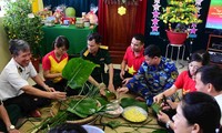 Membawa suasana Hari Raya Tet kepada para komandan dan prajurit Anjungan DK1