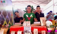 Lelaki etnis minoritas E De dengan hasrat melakukan usaha startup dari produk pertanian kampung halaman