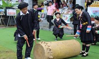 Tarian genderang dari warga etnis minoritas Giay di Provinsi Ha  Giang