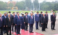 Pimpinan Partai Komunis dan Negara Vietnam berziarah ke Mousolium Presiden Ho Chi Minh