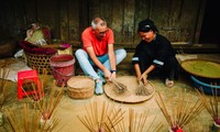 Kerajinan membuat dupa tradisional dari warga etnis minoritas Nung An di Provinsi Cao Bang