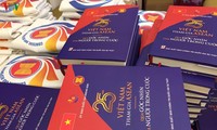 Meluncurkan buku yang berjudul: “Masa 25 tahu Vietnam masuk ASEAN melalui sudut pandang orang-orang dalam-nya”