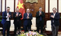 Presiden Nguyen Xuan Phuc Puji Dua Pelatih Sepak Bola Putra dan Putri Vietnam