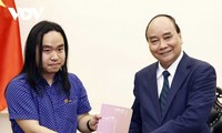 Presiden Nguyen Xuan Phuc Temui Bakat Sastra Muda, Nguyen Binh 