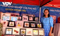 Saudari Le Thi Mui – Seorang Perempuan yang Melakukan Startup dengan Kerajinan Membuat Quilling