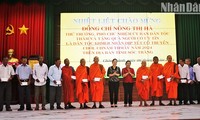 Deputi Menteri, Wakil Ketua Komisi Etnis MN Vietnam, Nong Thi Ha Kunjungi dan Ucapkan Selamat Hari Raya Chol Chnam Thmay di Provinsi Soc Trang