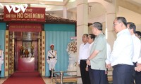 Presiden To Lam Bakar Hio di Kuil Pemujaan Presiden Ho Chi Minh di Provinsi Tra Vinh