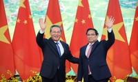 PM Pham Minh Chinh Lakukan Pembicaraan dengan  PM Li Qiang yang Melakukan Kunjungan Resmi di Vietnam