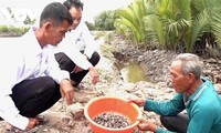 Seorang Kepala Dusun di Provinsi Ca Mau yang Sepenuh Hati demi Keluarga Etnis Minoritas yang Miskin