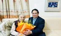 PM Pham Minh Chinh Kunjungi Mantan Wapres Nguyen Thi Binh