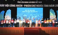 Dang Thi Ngoc Thinh assiste à une fête des ouvriers à Hai Phong