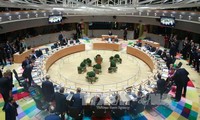 EU leaders adopt Brexit guidelines 