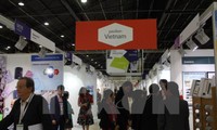 Vietnam attends international garment fair in France