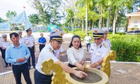Navy delegation pays tribute to martyrs at Vam Lung wharf