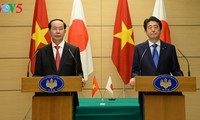 Presiden Vietnam, Tran Dai Quang dan PM Jepang, Shinzo Abe bersama-sama memimpin jumpa pers