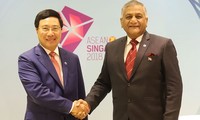 Deputi PM, Menlu Vietnam, Pham Binh Minh melakukan pertemuan bilateral dengan Sekretaris Negara India, Vijay Kumah Singh