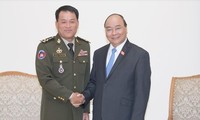 PM Vietnam Nguyen Xuan Phuc menerima Panglima Umum Tentara Kerajaan Kamboja